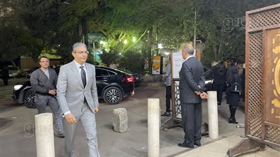 نقيب الإعلاميين وكمال أبو رية يؤديان واجب العزاء في المنتج وجيه الليثي | صور 