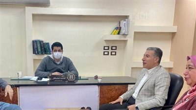 مدير الطب العلاجي يتابع توافر الأمصال والأكسجين بمستشفى التوليد | صور