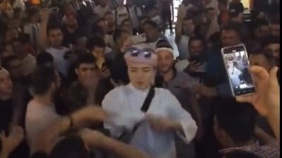 بالملابس الخليجية والرقص على أغاني المهرجانات.. مشجع ياباني يثير الجدل بمونديال قطر|فيديو 