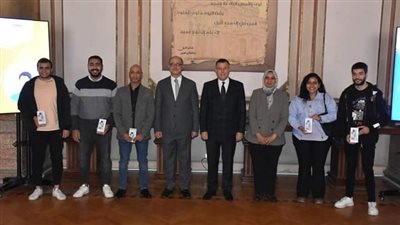رئيس جامعة عين شمس يكرم الطلاب الفائزين في مسابقة ندوة مصر الرقمية