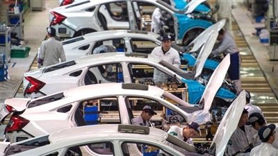 وكيل سيارات لادا يكشف أسباب صعوبة استخدام تقنيات الروبوتات داخل المصانع المصرية