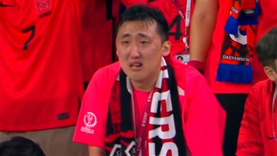 انهيار مشجع كوري بعد خسارة منتخب بلاده أمام غانا | فيديو