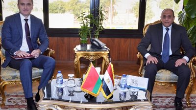 وزير الطيران يبحث تعزيز التعاون في مجال النقل الجوي مع سفير بيلاروسيا