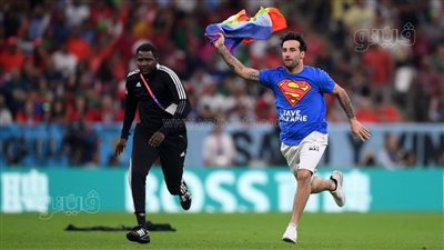 كأس العالم 2022.. مشجع يقتحم ملعب مباراة البرتغال وأوروجواي بعلم المثليين