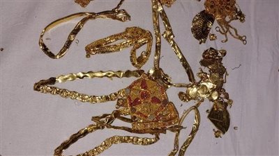 القبض على شخصين بتهمة سرقة مشغولات ذهبية من أجنبي بمصر القديمة