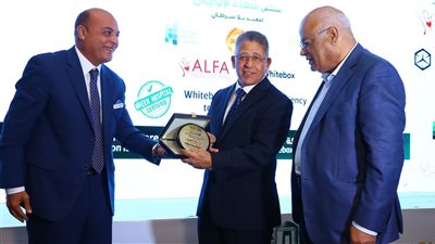 رئيس الاعتماد والرقابة الصحية يسلم شفاء الأورمان الشهادة الذهبية كأول مستشفى خضراء