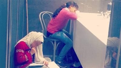 أثارتا حزن وتعاطف النشطاء.. طفلتان تذاكران في حمام مول بالقاهرة