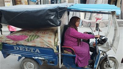  زوجها مريض فشل كلوي.. قصة كفاح محاسن سائقة التروسيكل بالبحيرة| فيديو
