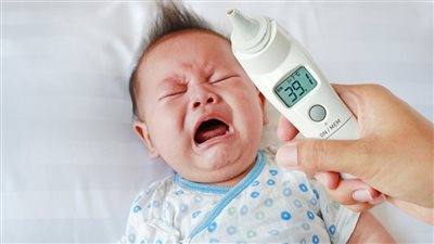 ٤ طرق طبيعية تُساعدك على خفض حرارة الطفل بدون ادوية
