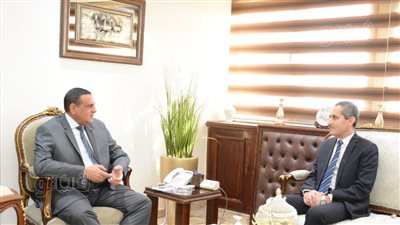 وزير التنمية المحلية يتابع مع محافظ الغربية الموقف التنفيذي لمشروعات 