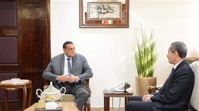 وزير التنمية المحلية يتابع مع محافظ الغربية مشروعات مبادرة حياة كريمة