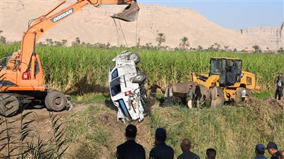 انتشال الأتوبيس الغارق من ترعة طريق الأربعين في قنا|صور