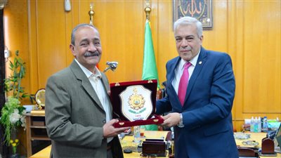 محافظ الإسماعيلية يكرم وكيل وزارة التربية والتعليم لبلوغه سن المعاش