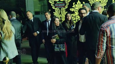 أحمد حلمي ومنى زكي يقدمان واجب العزاء في والدة إيهاب جوهر بمسجد عمر مكرم|فيديو