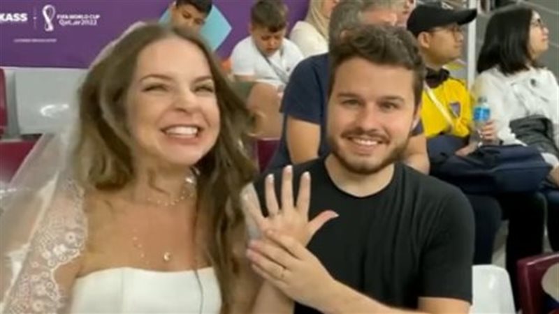 عروسان يحتفلان بزفافهما