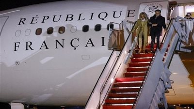 الأولى في عهد بايدن.. ماكرون يصل إلى أمريكا في زيارة دولية