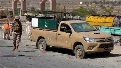 مقتل وإصابة العشرات في تفجير انتحاري استهدف دورية للشرطة في باكستان