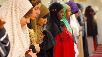 ما حكم صلاة الجمعة للنساء في جماعة بالمنزل؟.. الإفتاء تجيب