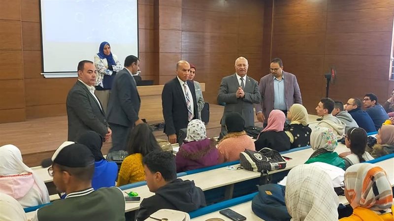 جامعة بنها خلال جولته