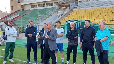 رئيس المقاولون العرب يجتمع باللاعبين قبل مواجهة سيراميكا في الدوري |صور