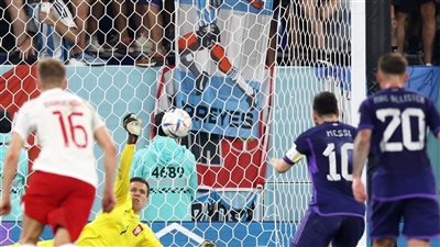 ميسي يهدر ضربة جزاء.. تعادل سلبي بين الأرجنتين وبولندا في الشوط الأول بالمونديال 