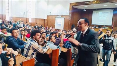 وسط إقبال كبير من طلاب جامعة الأزهر: أمير الشعراء يلهب حماس الحضور بقصائده الوطنية 