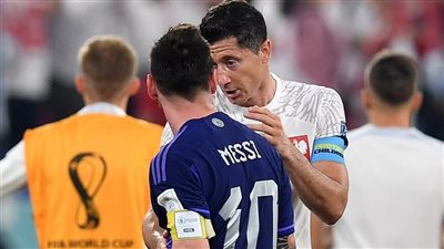 ميسي يرفض مصافحة ليفاندوفسكي.. شاهد ماذا حدث بينهما