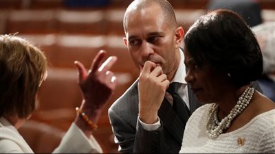 حكيم جيفريز.. أول أمريكي أسود زعيما للديمقراطيين بمجلس النواب