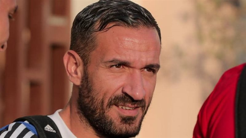 علي معلول لاعب الأهلي