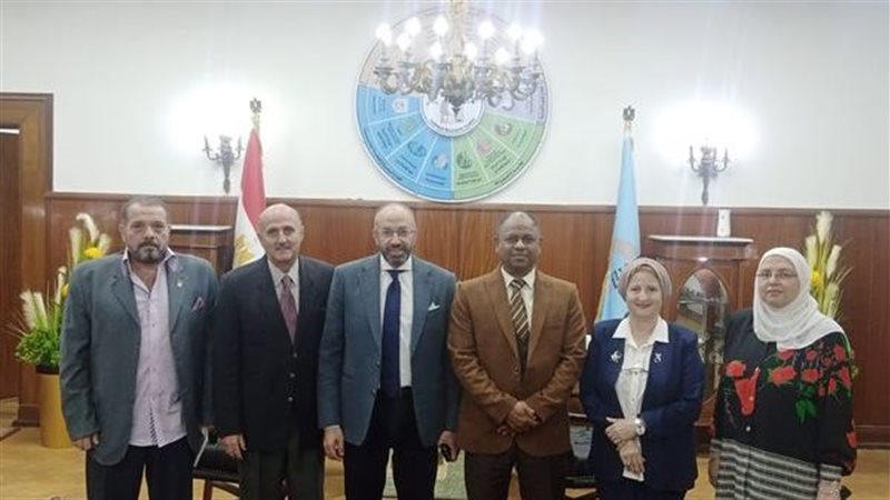 حسام المندوه مع مسئولي