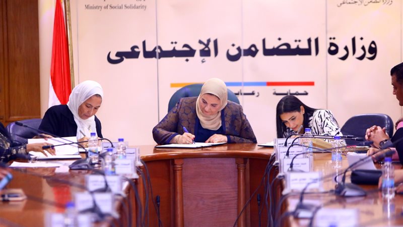 وزير التضامن توقع