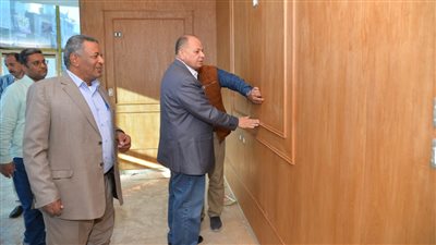 محافظ أسيوط يتفقد تشطيبات مبنى حي غرب ومركز معلومات شبكات المرافق الجديد