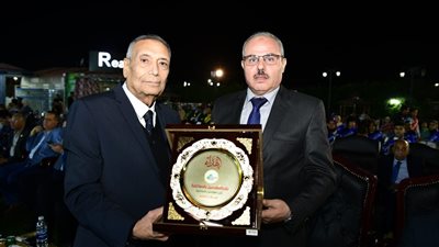 إهداء درع نقابة المهندسين للدكتور ناصر مندور رئيس جامعة قناة السويس