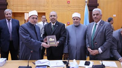 رئيس جامعة الأزهر يتسلم درع التصنيف الدولي للجامعات الخضراء الصديقة للبيئة 