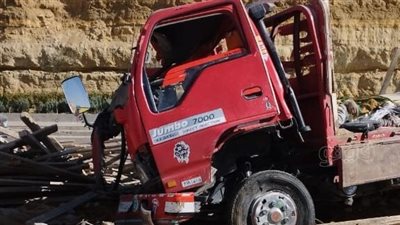 الصور الأولى لحادث انقلاب سيارة محملة بالعمال ومصرع 4 منهم أعلى الطريق الأوسطي