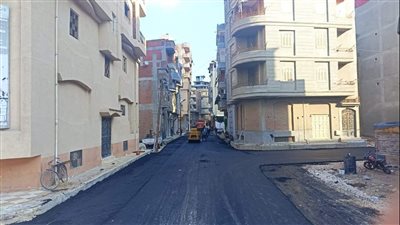 استكمال أعمال رصف الشوارع الجانبية بمنطقة المحور بدمياط