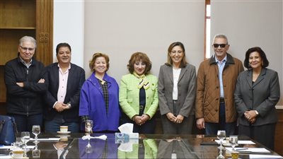 وزيرة الثقافة تلتقي أعضاء اللجنة العليا لمهرجان الأقصر للسينما الأفريقية 