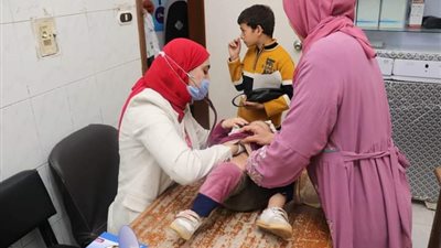 الكشف على 120 حالة بقافلة جامعة المنوفية في كفر طنبدي