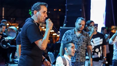 كرسي متحرك على المسرح.. أحمد شيبة في لافتة إنسانية جديدة |صور