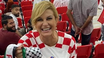 رئيسة  كرواتيا السابقة تلتقط صورا بالعلم الفلسطيني بمباراة بلجيكا في كأس العالم | فيديو 