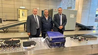 جمارك مطار القاهرة تحبط تهريب ٥٢٤ زجاجة زيت للشيش الإلكترونية
