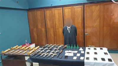 ضبط عنصر إجرامي بسوهاج بحوزته 26 قطعة سلاح و12 تمثالا فرعونيا 