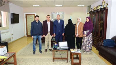 رئيس جامعة سوهاج يكرم طلاب كلية العلوم لتصميمهم سيارة ذاتية الحركة وكاشف الإشعاعات 