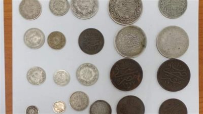 جمارك الطرود البريدية بمطار القاهرة تحبط تهريب عملات ورقية ومعدنية أثرية