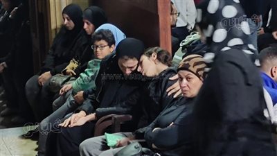 الحزن يسيطر على أسرة مايا ثابت أثناء استقبال المعزين بمسجد عبدالله مكاوي |فيديو وصور