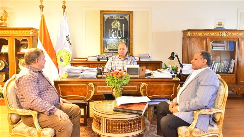 اجتماع محافظ أسيوط