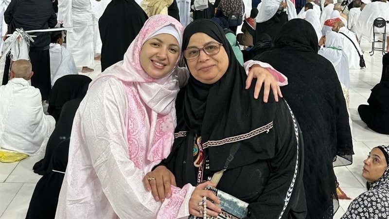 مني فاروق ووالدتها