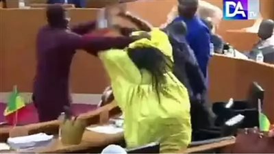 شدها من شعرها ولكمها بقوة.. معركة بالكراسي بسبب نائبة بالبرلمان السنغالي | فيديو