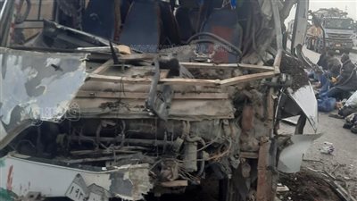 بالأسماء.. متوفى و27 مصابا في حادث تصادم ميني باص بسيارة نقل بمطروح