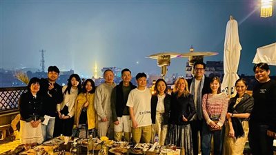 قبل انطلاق عرضه العالمي الأول.. فريق كريستيان ديور في جولة سياحية بشارع المعز